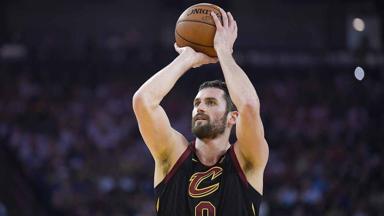 Kevin Love en train de lancer le ballon. Kevin Love en train de lancer le ballon.
