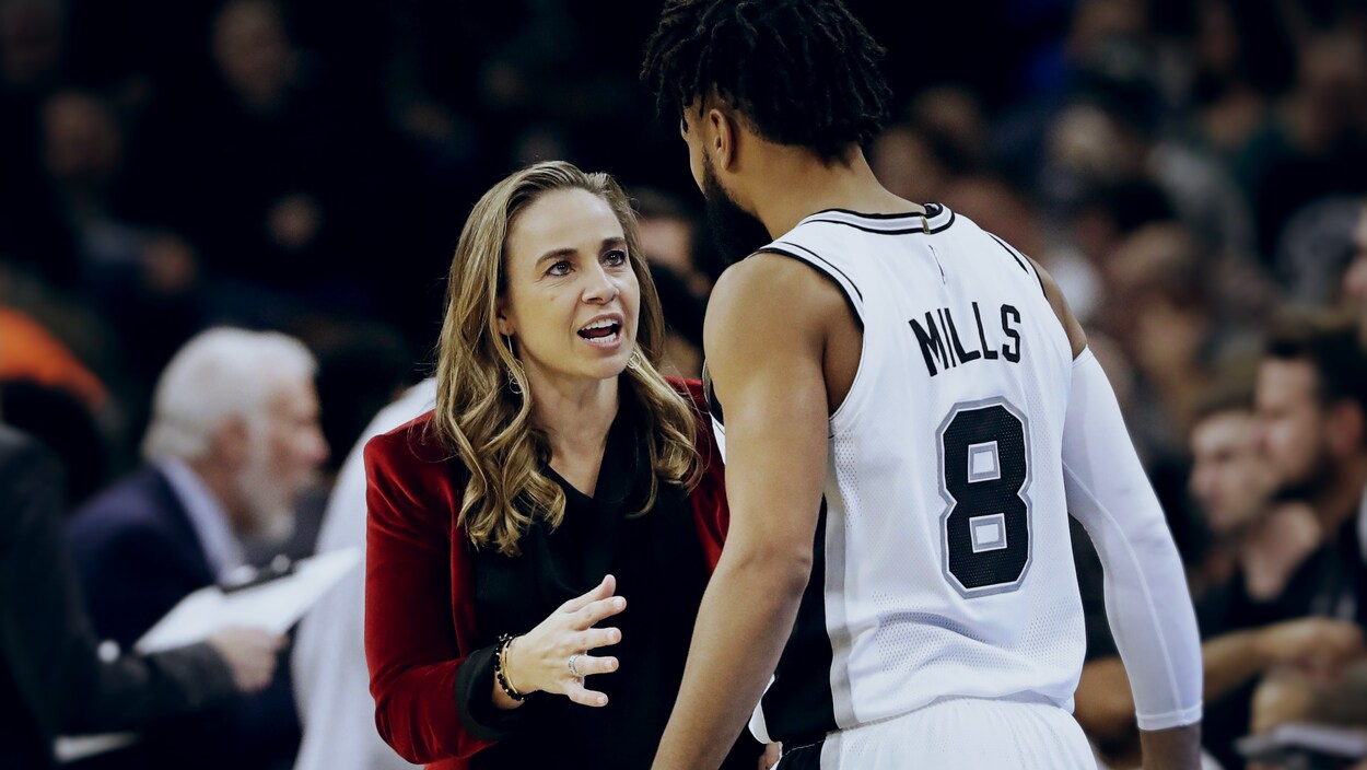 Becky Hammon, entraîneuse adjointe des Spurs de San Antonio, discute avec le joueur Patty Mills. Becky Hammon, entraîneuse adjointe des Spurs de San Antonio, discute avec le joueur Patty Mills.