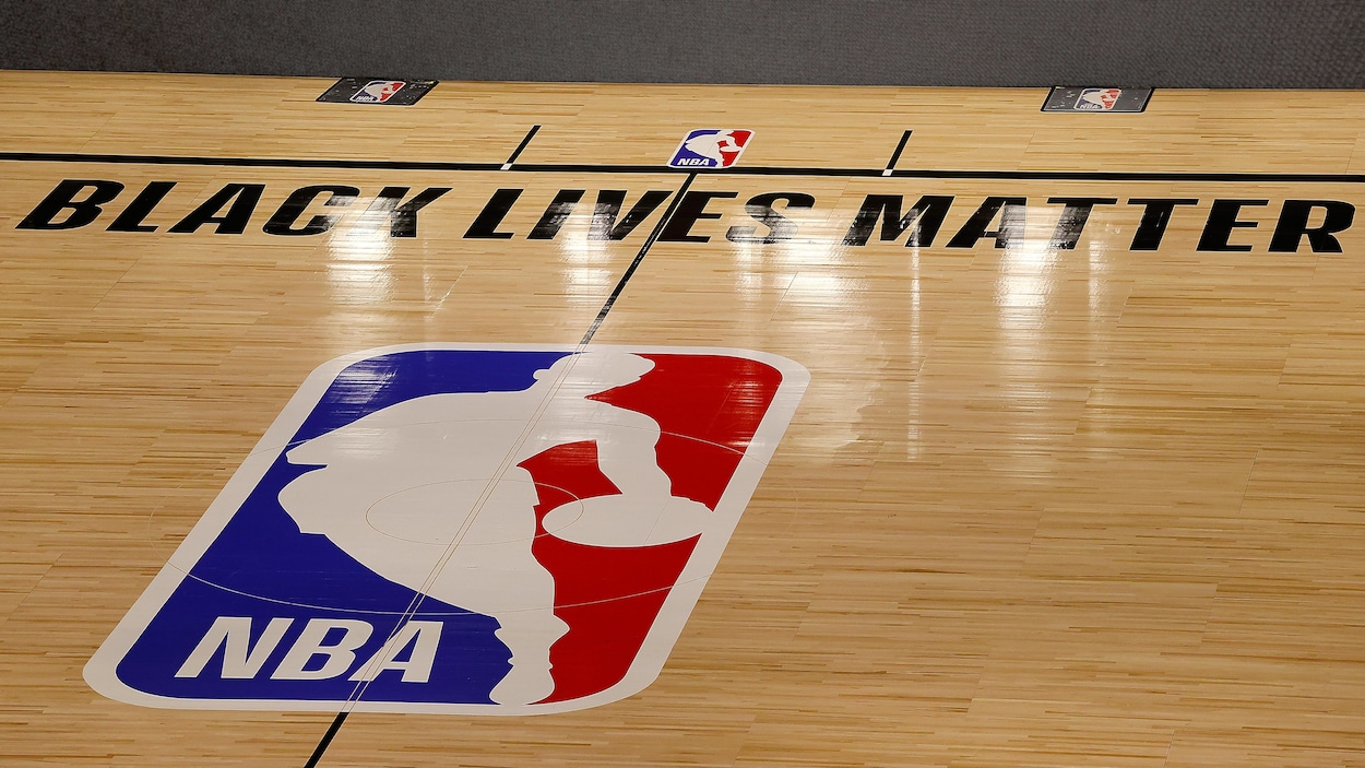 Un court de basketball désert