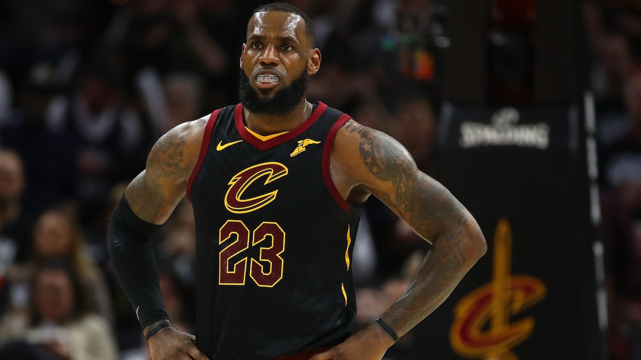 LeBron James, des Cavaliers de Cleveland, pose ses mains sur ses hanches pendant une pause du premier match de son équipe dans sa série contre les Pacers de l'Indiana. LeBron James, des Cavaliers de Cleveland, pose ses mains sur ses hanches pendant une pause du premier match de son équipe dans sa série contre les Pacers de l'Indiana.