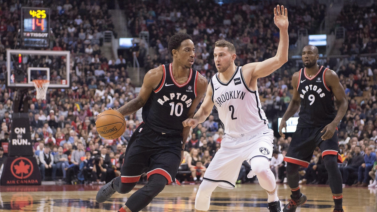 DeMar DeRozan, des Raptors de Toronto (à gauche), tente de se défaire de la couverture de Nik Stauskas, des Nets de Brooklyn. DeMar DeRozan, des Raptors de Toronto (à gauche), tente de se défaire de la couverture de Nik Stauskas, des Nets de Brooklyn.