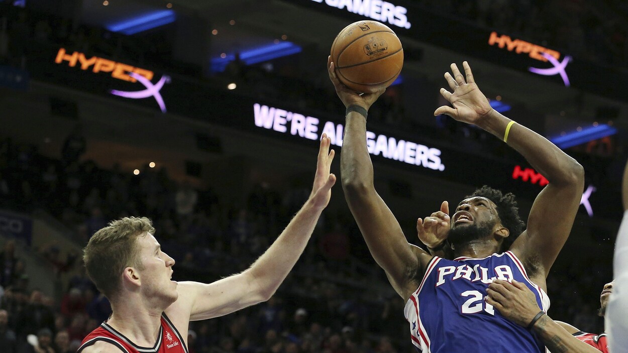 Le centre des 76ers de Philadelphie Joel Embiid tente un lancer devant Jakob Poeltl, des Raptors de Toronto. Le centre des 76ers de Philadelphie Joel Embiid tente un lancer devant Jakob Poeltl, des Raptors de Toronto.