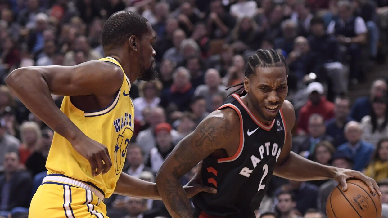 Kevin Durant (gauche) et Kawhi Leonard (droite)