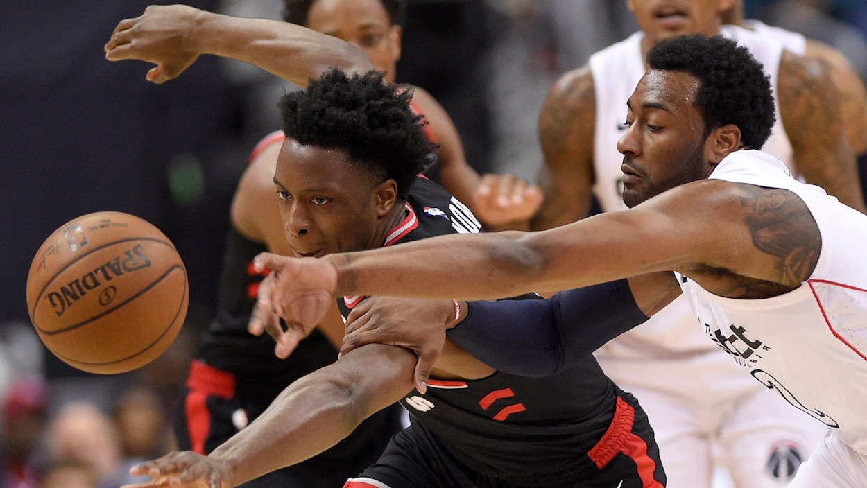 OG Anunoby (à gauche), des Raptors de Toronto, et John Wall, des Wizards de Washington, tentent de s'emparer du ballon. OG Anunoby (à gauche), des Raptors de Toronto, et John Wall, des Wizards de Washington, tentent de s'emparer du ballon.