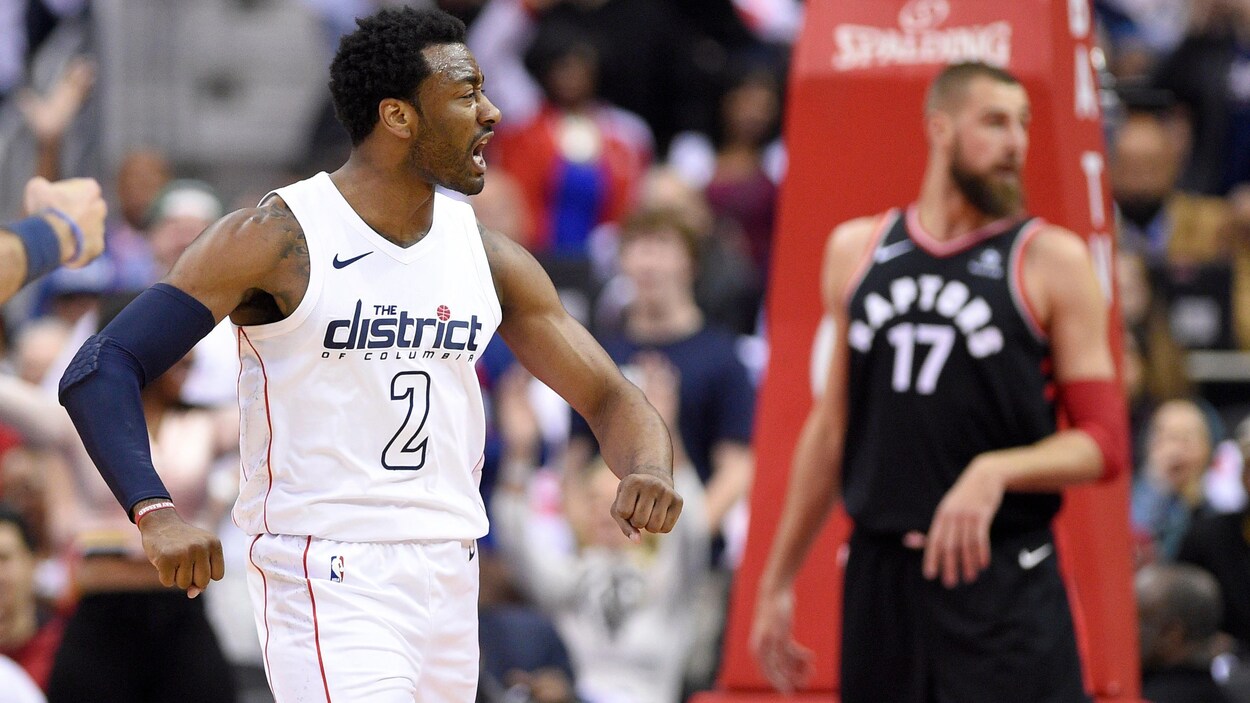 John Wall (à gauche), des Wizards de Washington, célèbre un panier réussi contre les Raptors de Toronto. John Wall (à gauche), des Wizards de Washington, célèbre un panier réussi contre les Raptors de Toronto.