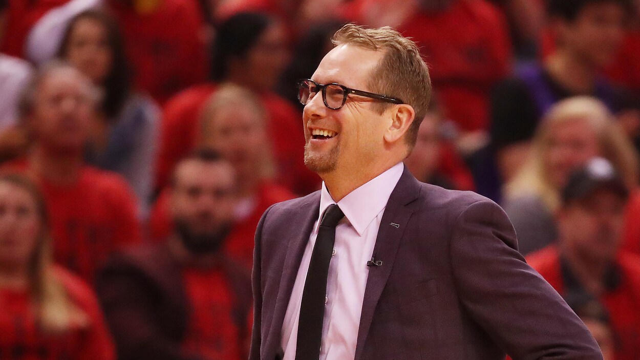 L'entraîneur Nick Nurse sourit en regardant au ciel pendant un match des Raptors.
