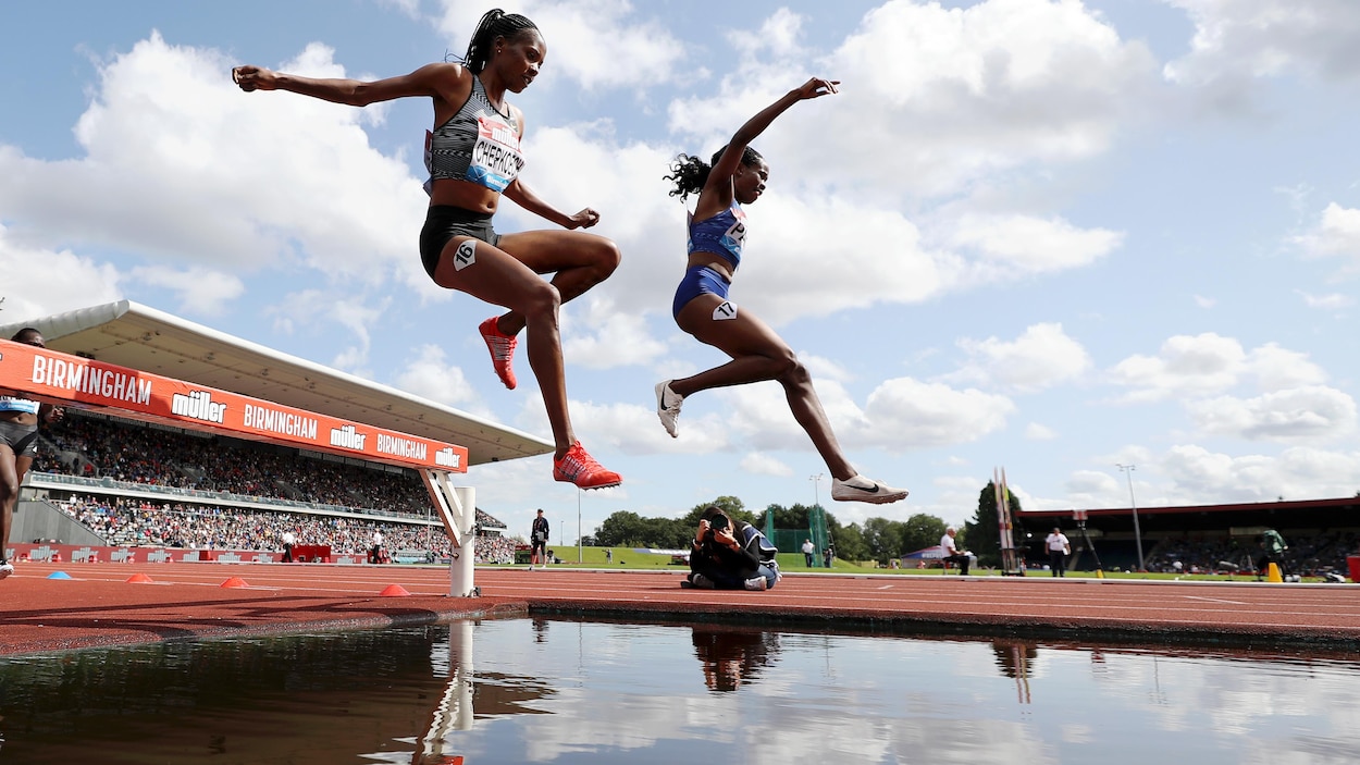 Elles sautent par-dessus l'obstacle de la rivière du 3000 m steeple.