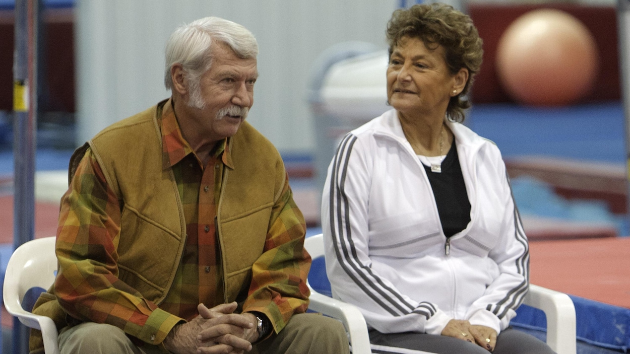 Marta Karolyi regarde son mari Bela dans la salle d'entraînement de gymnastique de leur ranch, en 2011. Marta Karolyi regarde son mari Bela dans la salle d'entraînement de gymnastique de leur ranch, en 2011.
