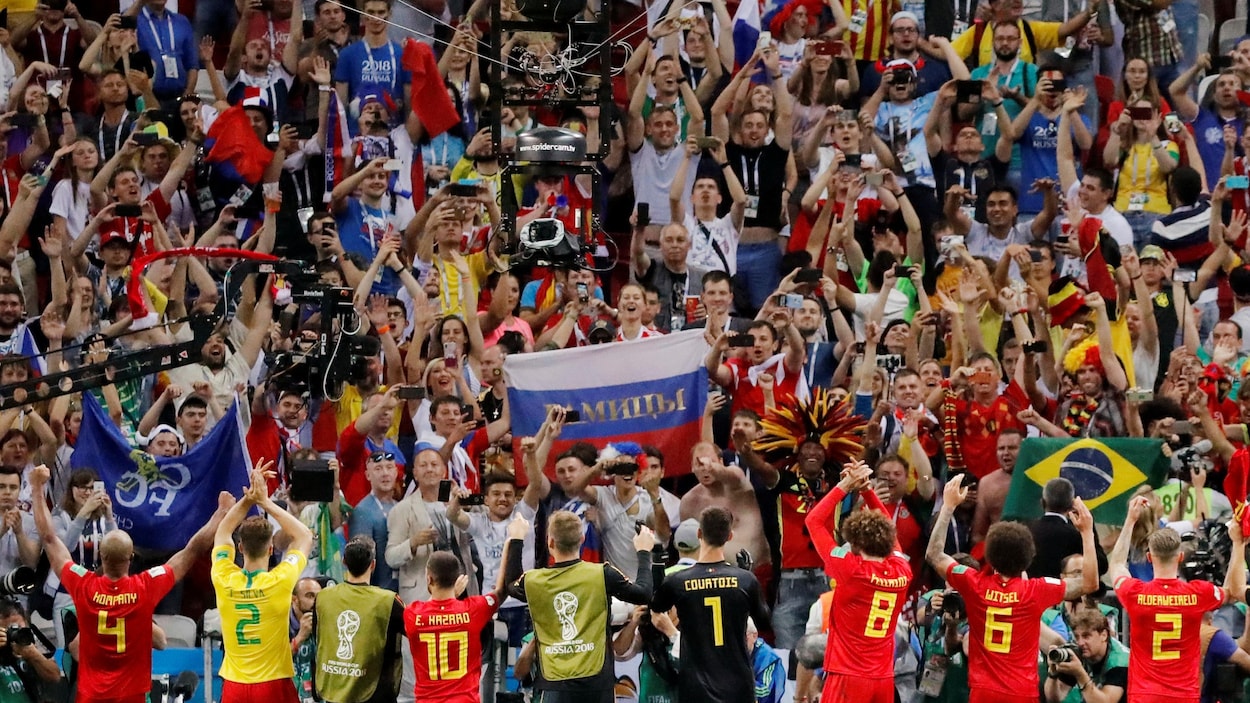 Les joueurs belges célèbrent avec la foule à Kazan après leur victoire contre le Brésil.