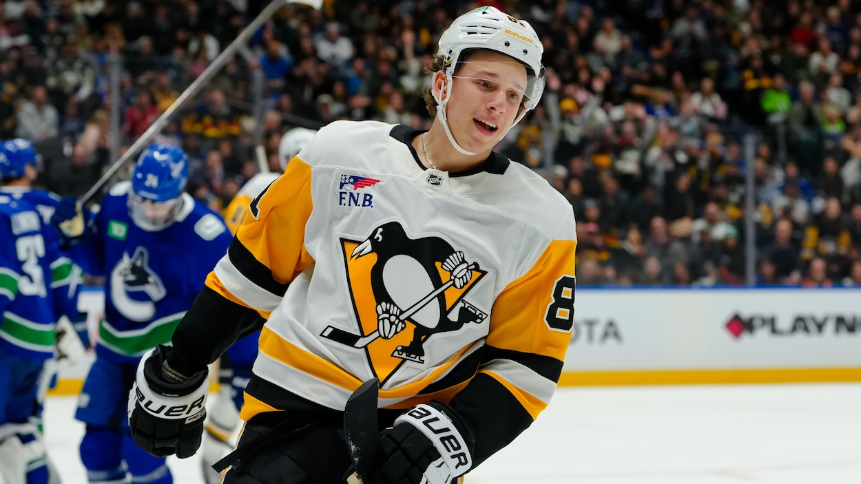 L’attaquant des Penguins Ben Kindel est de retour à l’entraînement