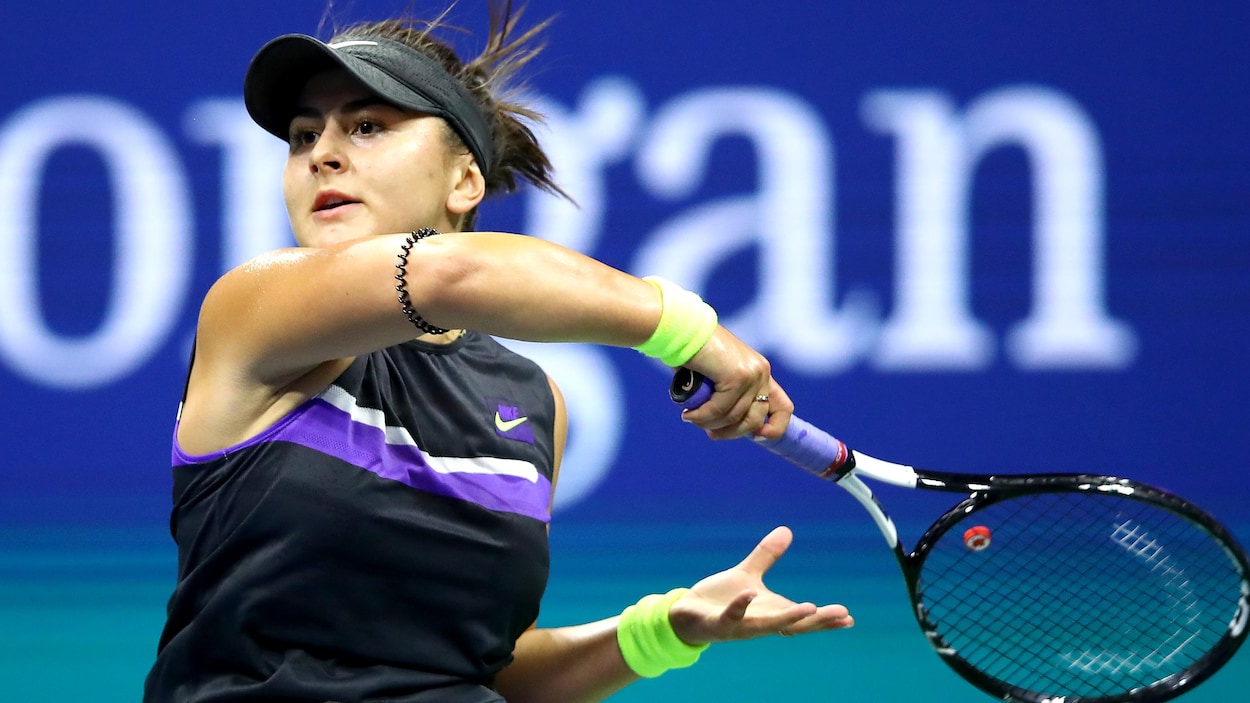 Bianca Andreescu frappe un coup droit.