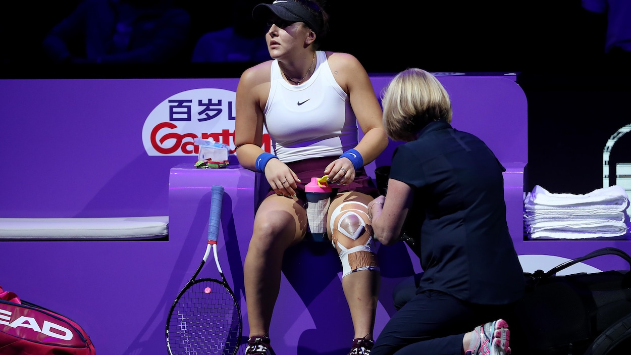 Elle reçoit des soins pour sa blessure au genou.