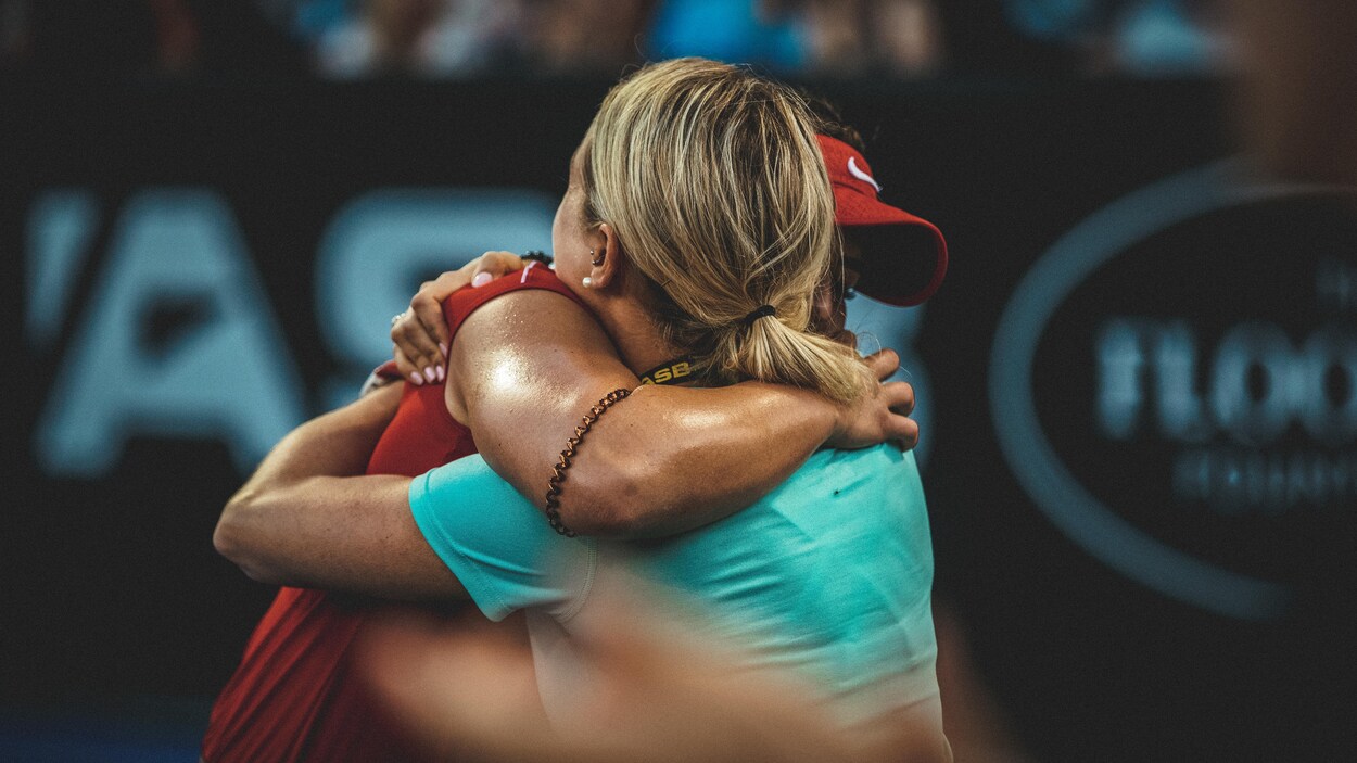 Bianca Andreescu enlace Virginie Tremblay après sa victoire en demi-finale du tournoi d'Auckland, en Nouvelle-Zélande, en janvier 2019. Bianca Andreescu enlace Virginie Tremblay après sa victoire en demi-finale du tournoi d'Auckland, en Nouvelle-Zélande, en janvier 2019.