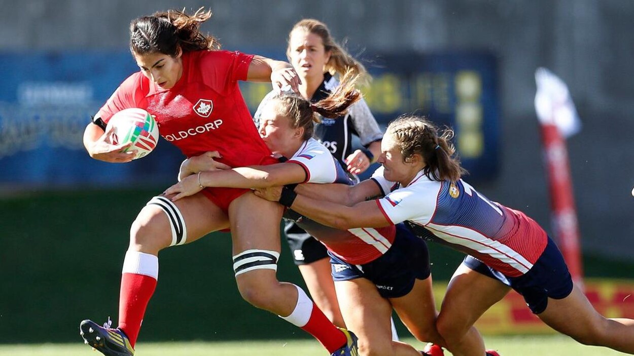 Trois joueuses françaises tentent d'arrêter la Canadienne.