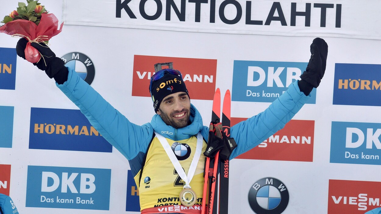 Fourcade célèbre, les bras en l'air.