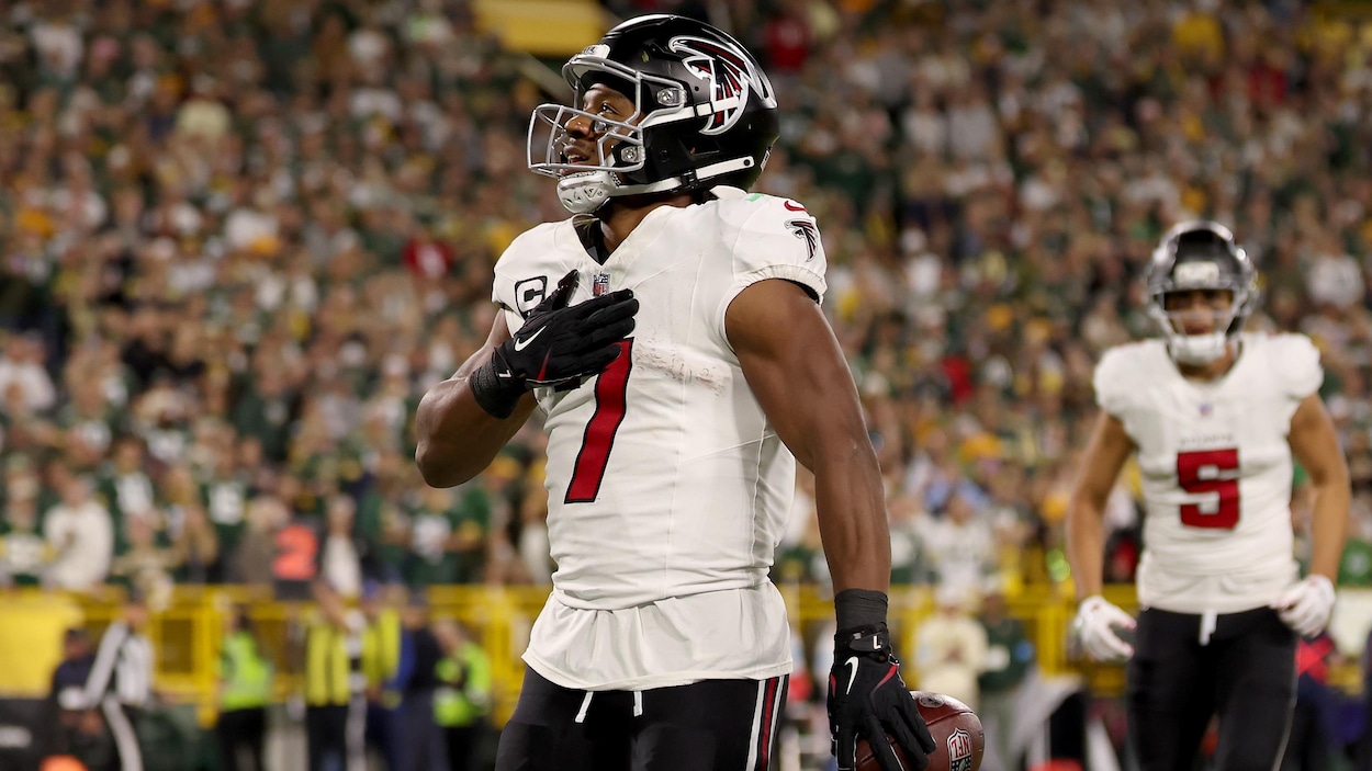 Bijan Robinson piétine la défense des Packers dans une victoire des Falcons