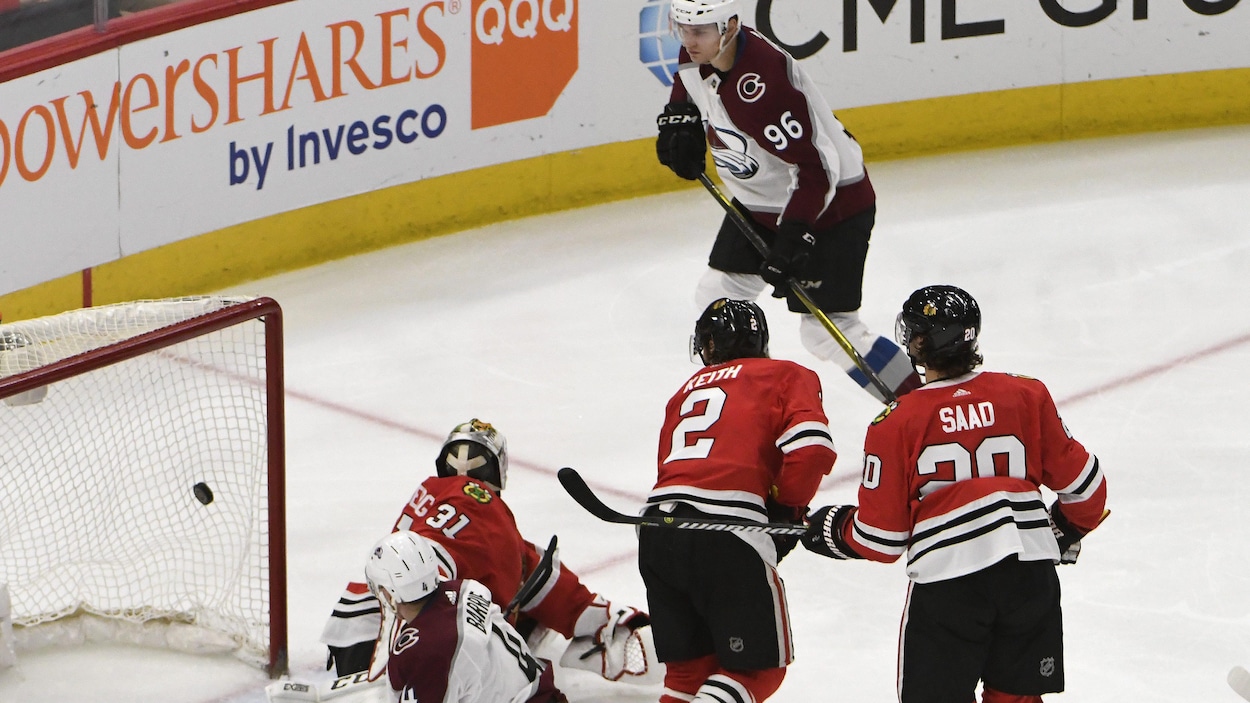 Mikko Rantanen lance la rondelle à la gauche du gardien. Mikko Rantanen lance la rondelle à la gauche du gardien.
