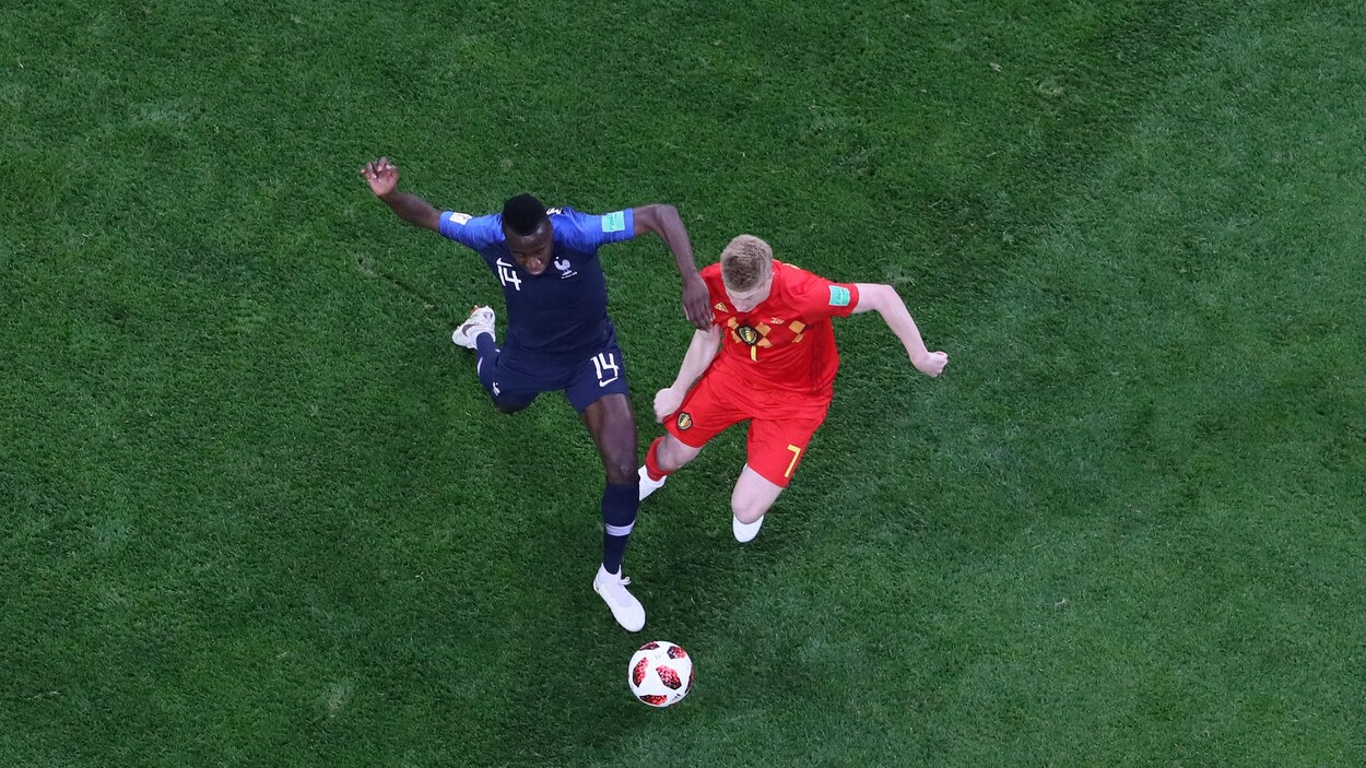 Le Français Blaise Matuidi enlève le ballon à Kevin De Bruyne.