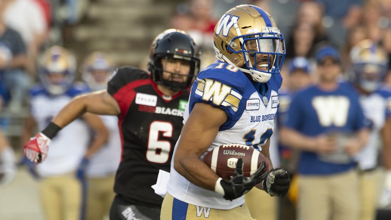 Le receveur des Blue Bombers Nic Demski est pourchassé par Antoine Pruneau.