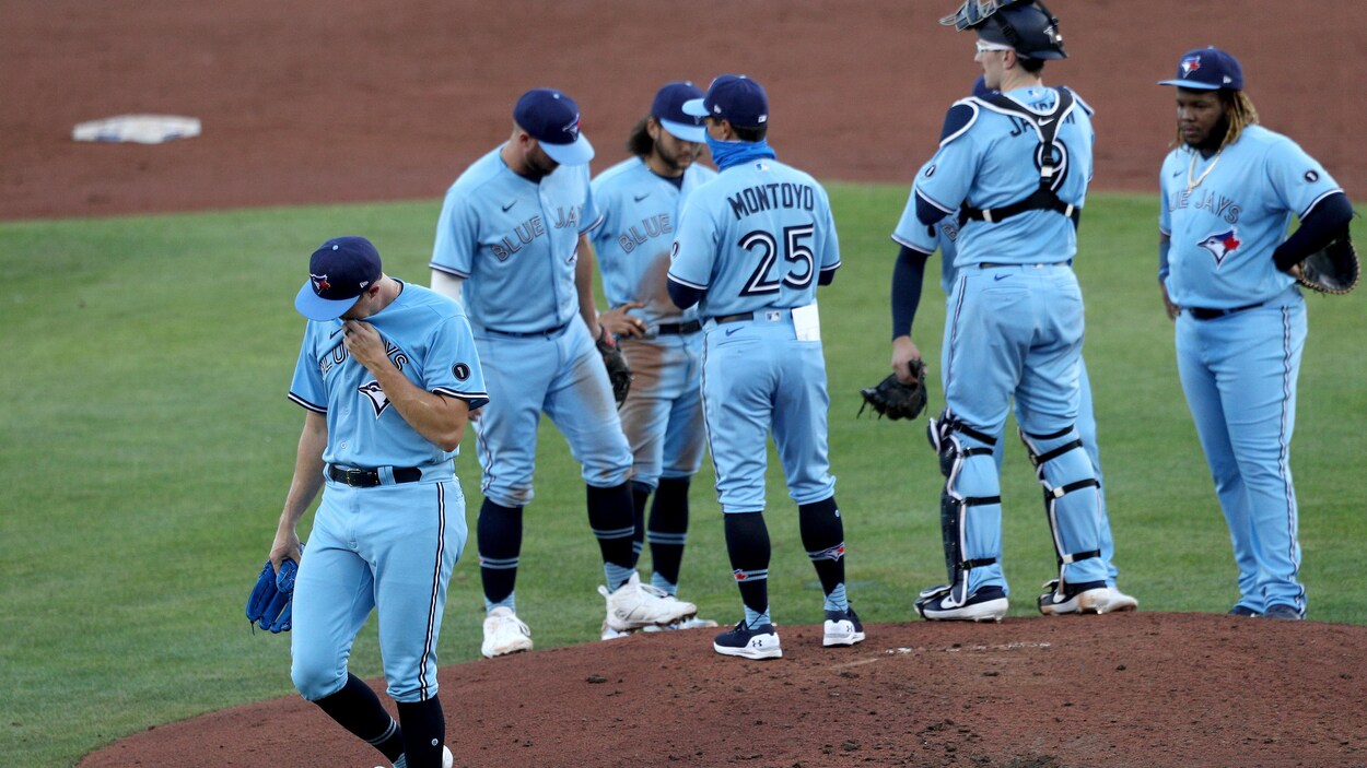 Des joueurs de Blue Jays de Toronto sont réunis au monticule.