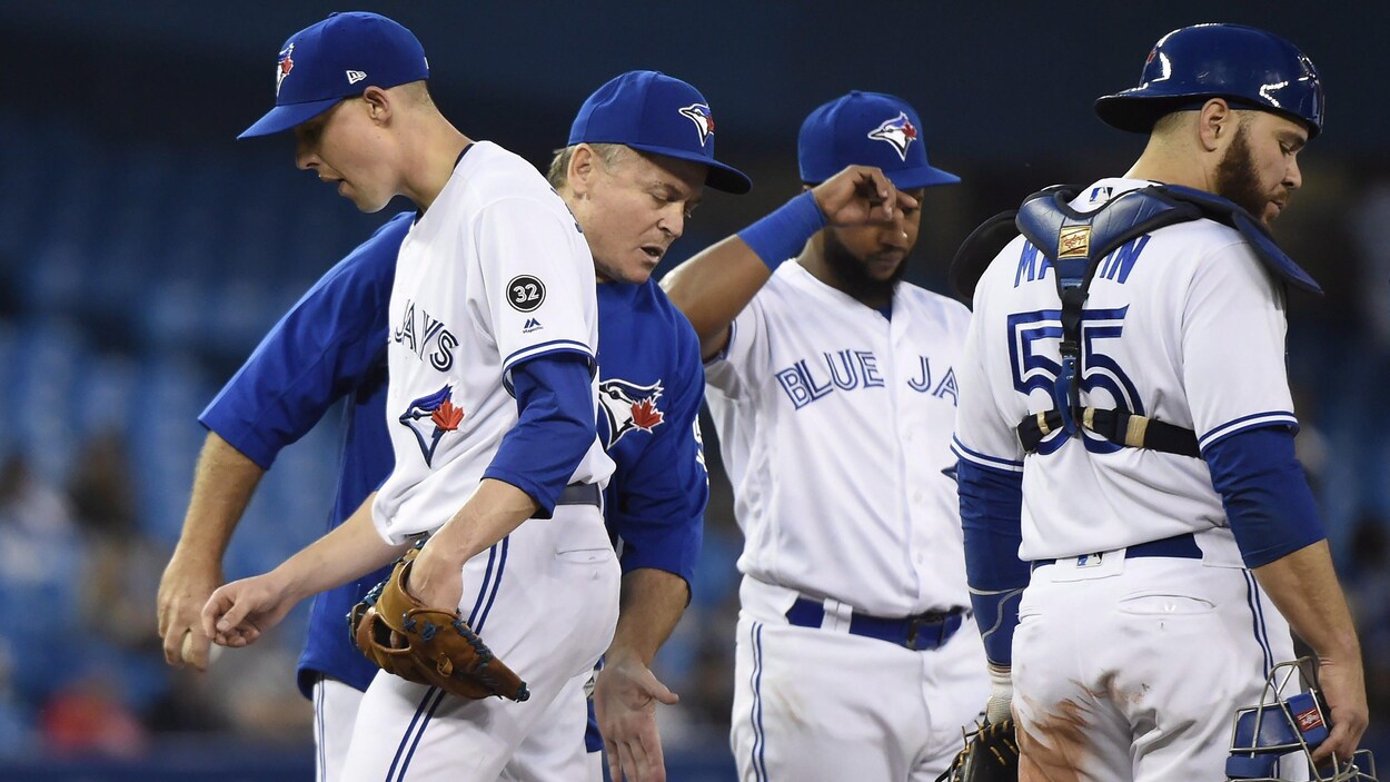 Le gérant John Gibbons remplace son lanceur partant Aaron Sanchez. Le gérant John Gibbons remplace son lanceur partant Aaron Sanchez.