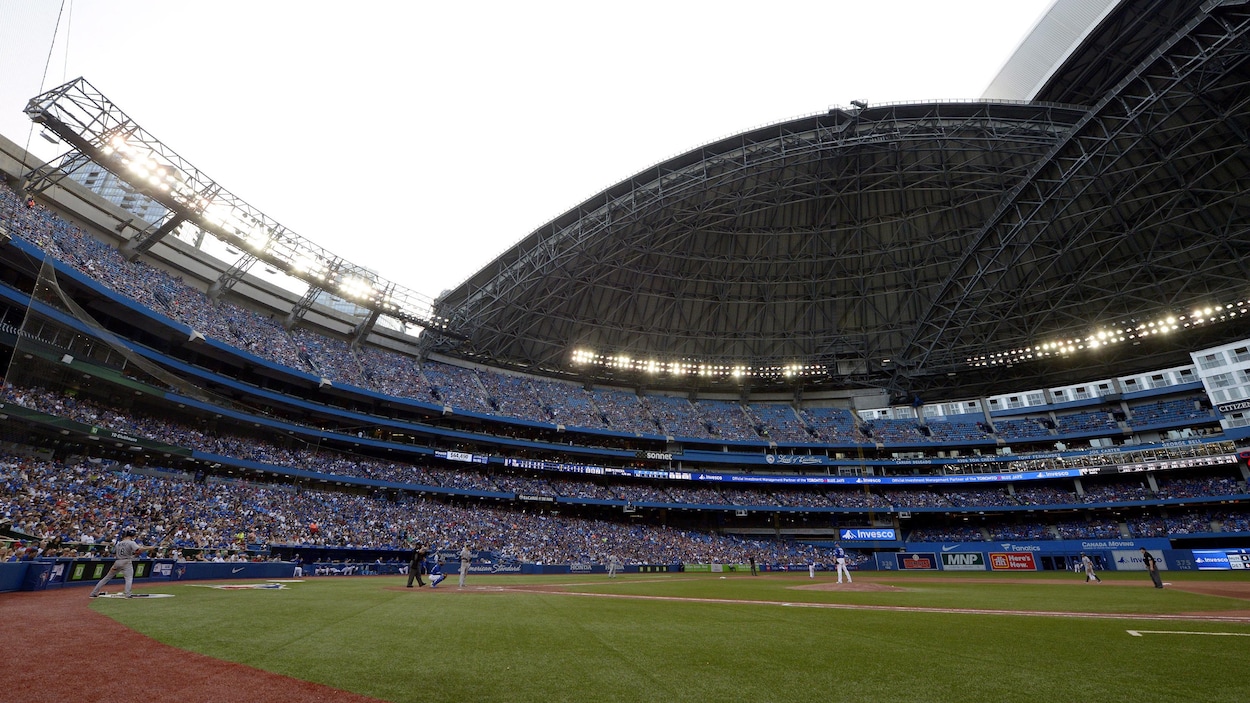 Un grand stade de baseball.