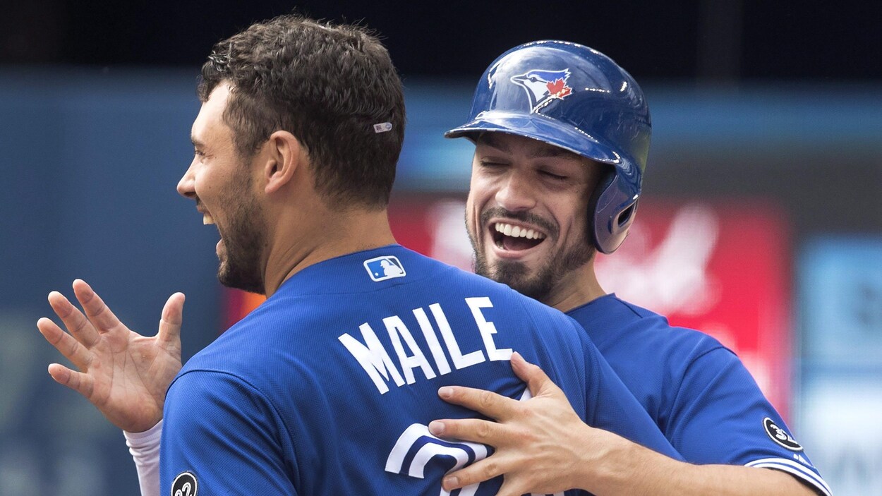 Luke Maile (à gauche) et Randal Grichuk Luke Maile (à gauche) et Randal Grichuk