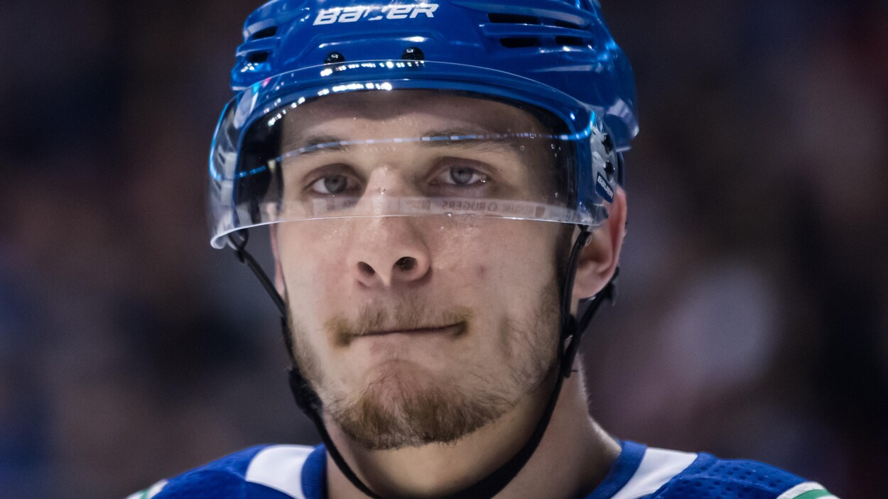 Bo Horvat regarde droit devant lui.