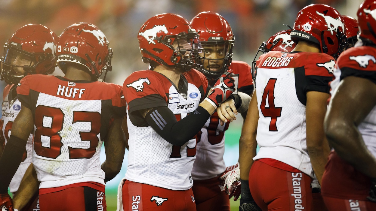 Bo Levi Mitchell (19) donne des commandes à ses coéquipiers qui l'entourent.