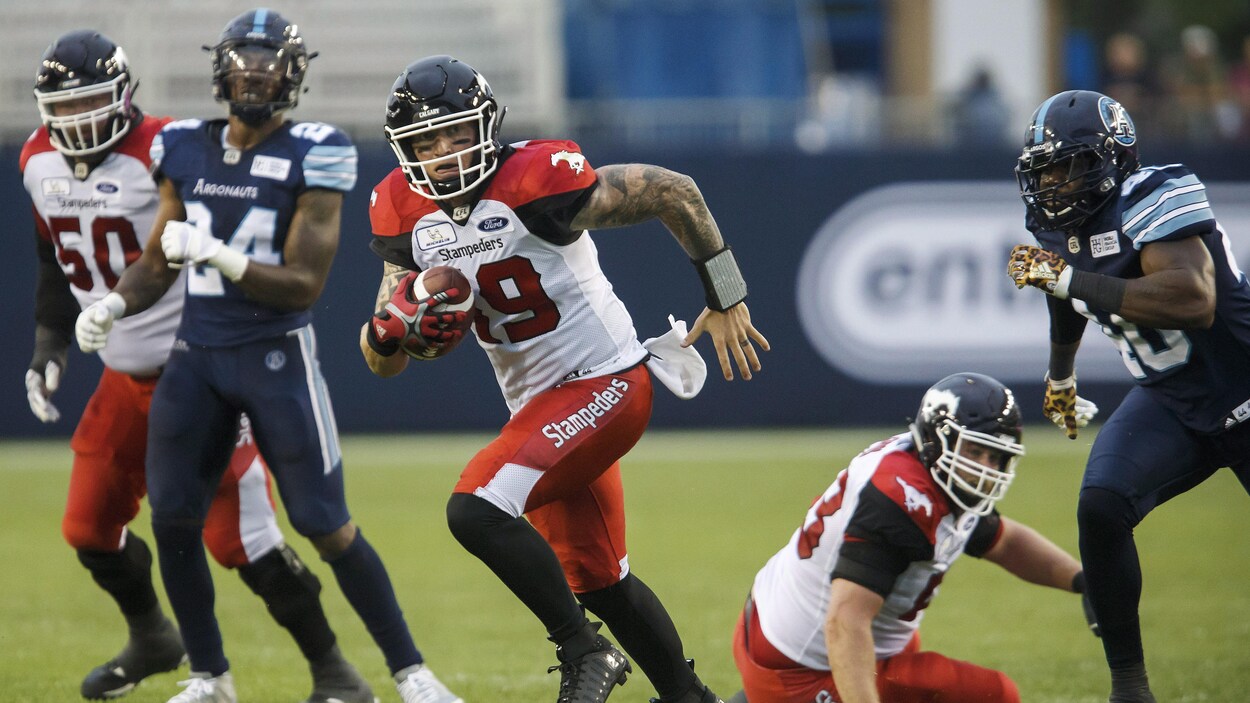 Bo Levi Mitchell (au centre) tente d'obtenir le premier essai. Bo Levi Mitchell (au centre) tente d'obtenir le premier essai.