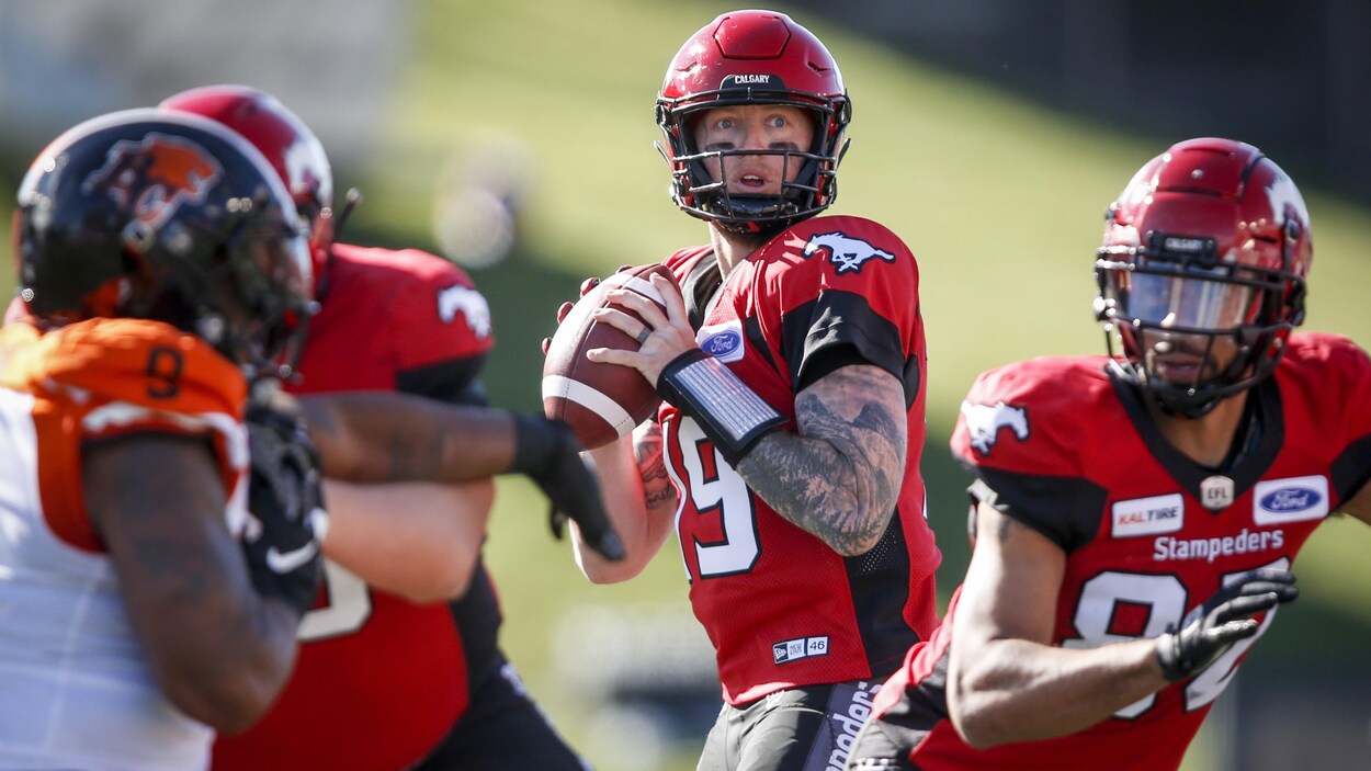 Bo Levi Mitchell cherche un receveur lors d'un match face aux Lions de la Colombie-Britannique.