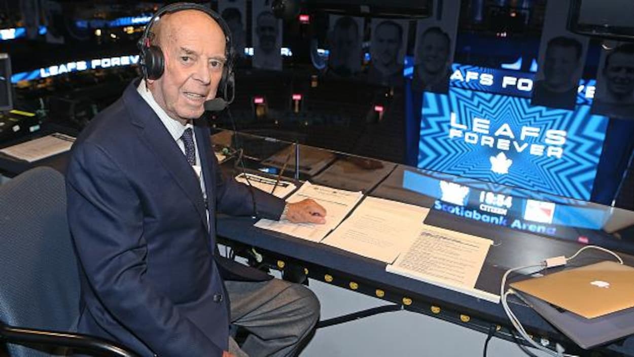Il est sur une passerelle de presse.