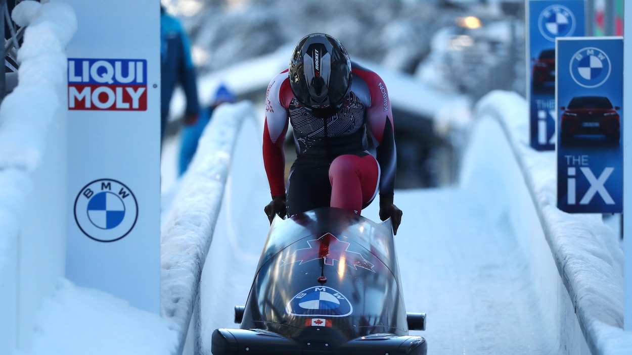 Elle prend place dans son bobsleigh.