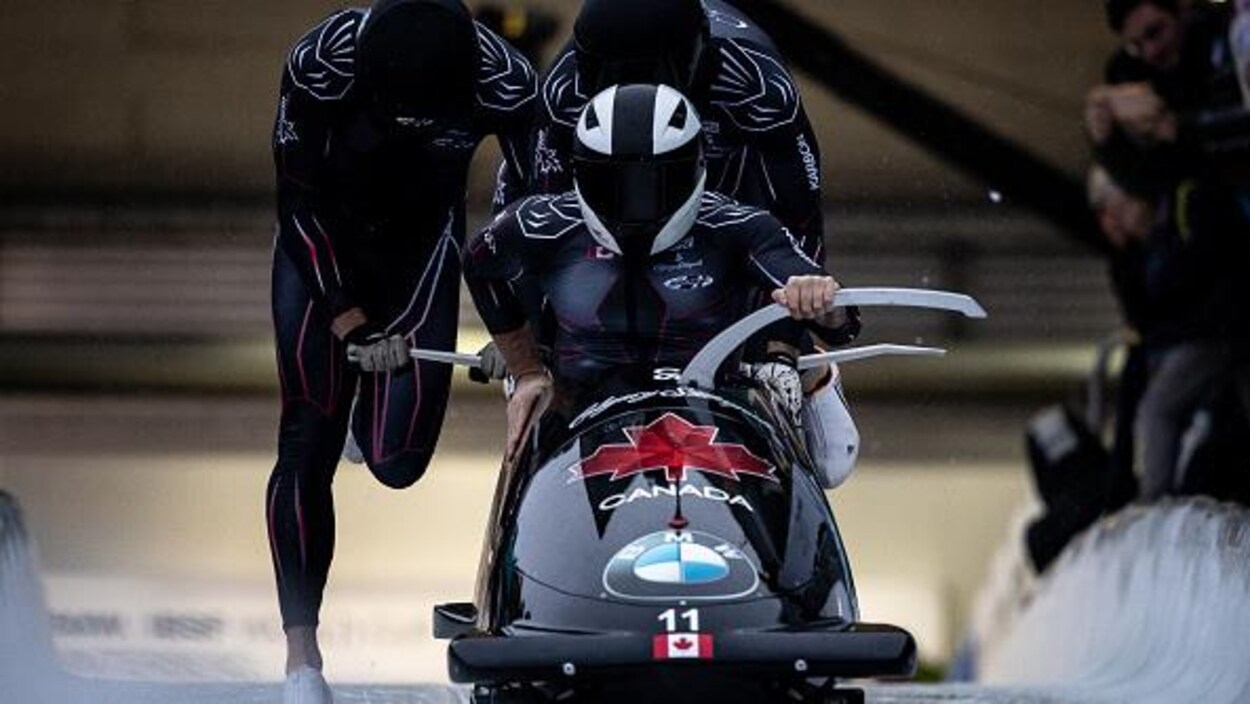 Justin Kripps et ses coéquipiers prennent place à bord de leur bob