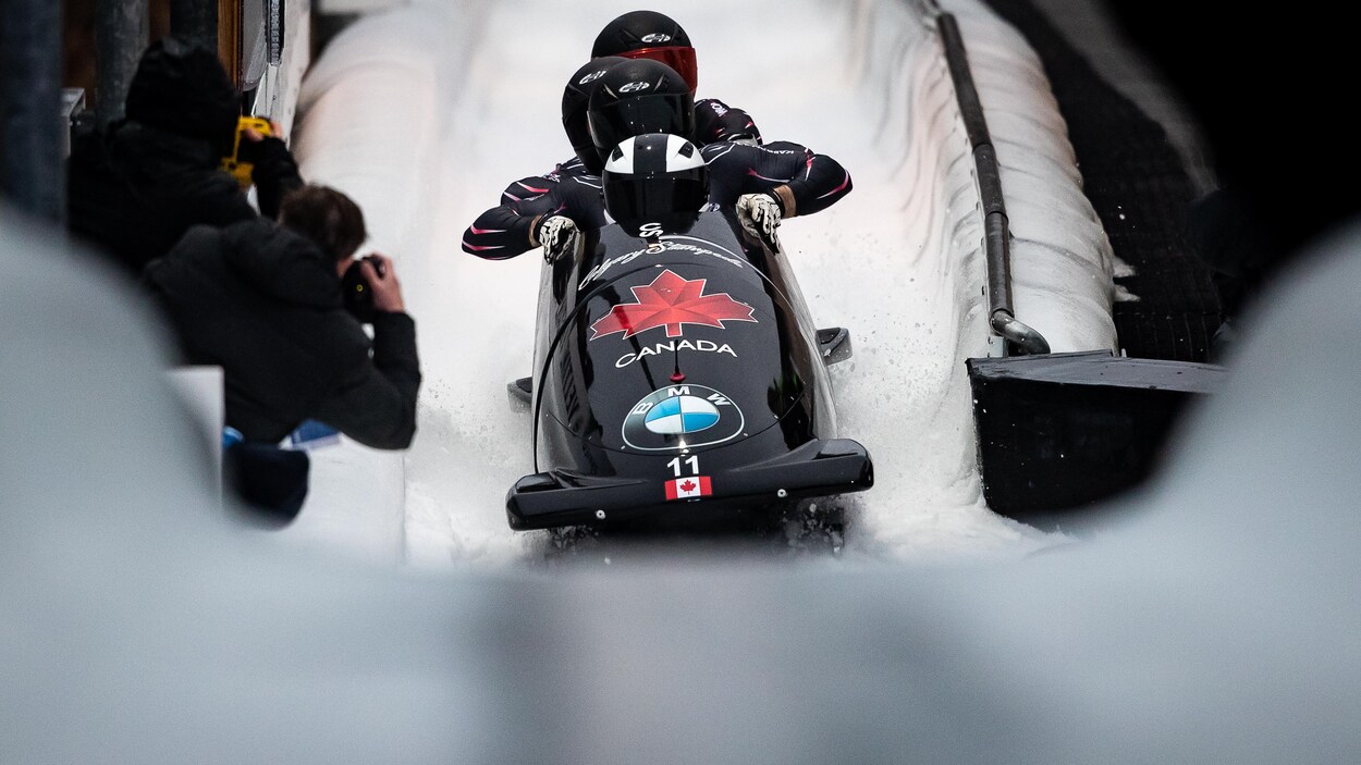 Il franchit le fil d'arrivée dans son bobsleigh avec ses trois coéquipiers.