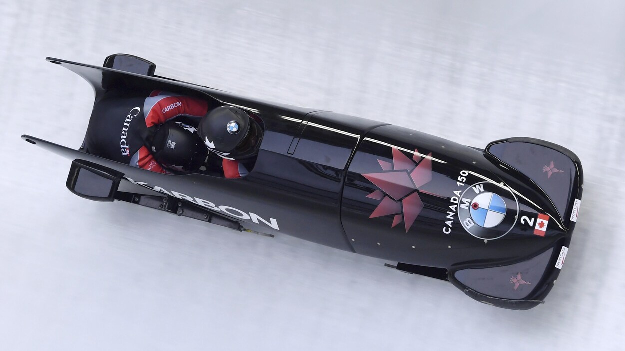 Les Canadiennes Kaillie Humphries (à l'avant) et Phylicia George dévalent la pente de Königssee, en Allemagne, lors de la Coupe du monde de bobsleigh de l'IBSF.
