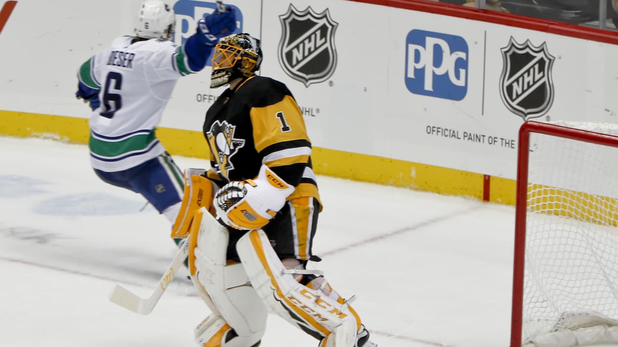 Brock Boeser des Canucks et Casey DeSmith des Penguins Brock Boeser des Canucks et Casey DeSmith des Penguins