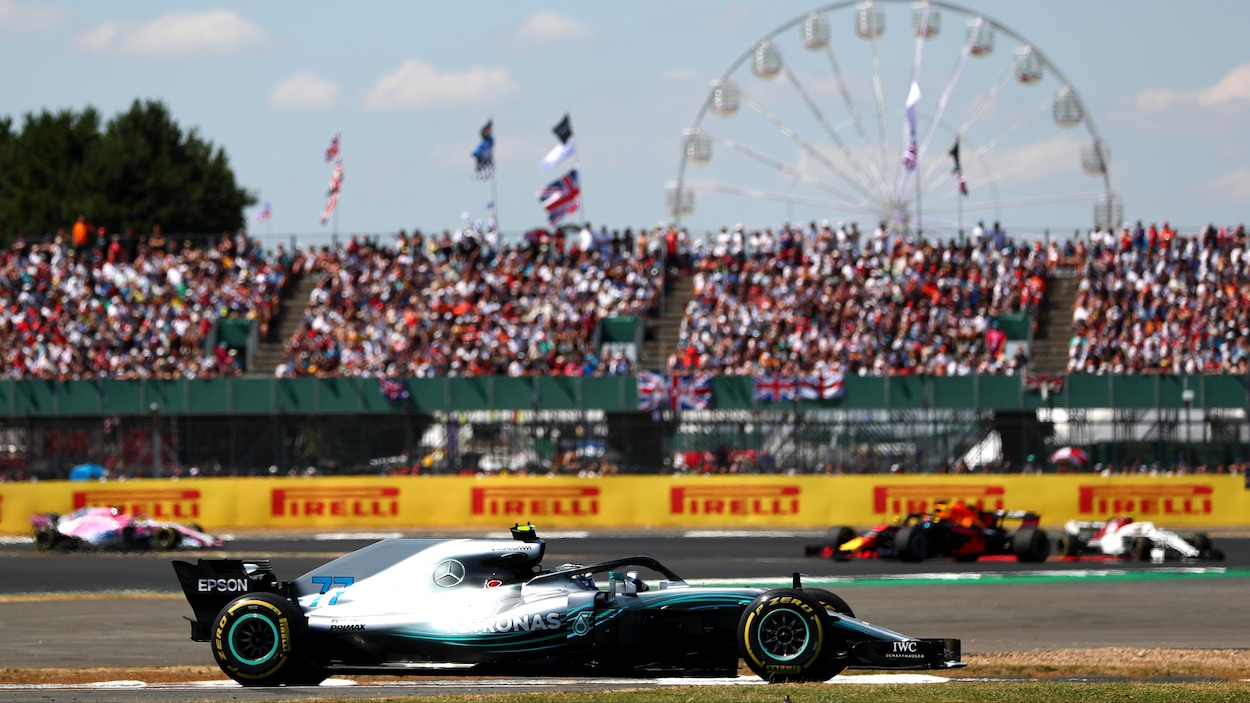 Il est au volant de sa Mercedes pendant les essais libres du Grand Prix d'Angleterre.