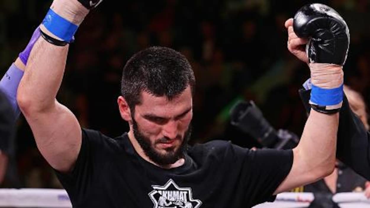 Artur Beterbiev, les bras levés en signe de victoire.