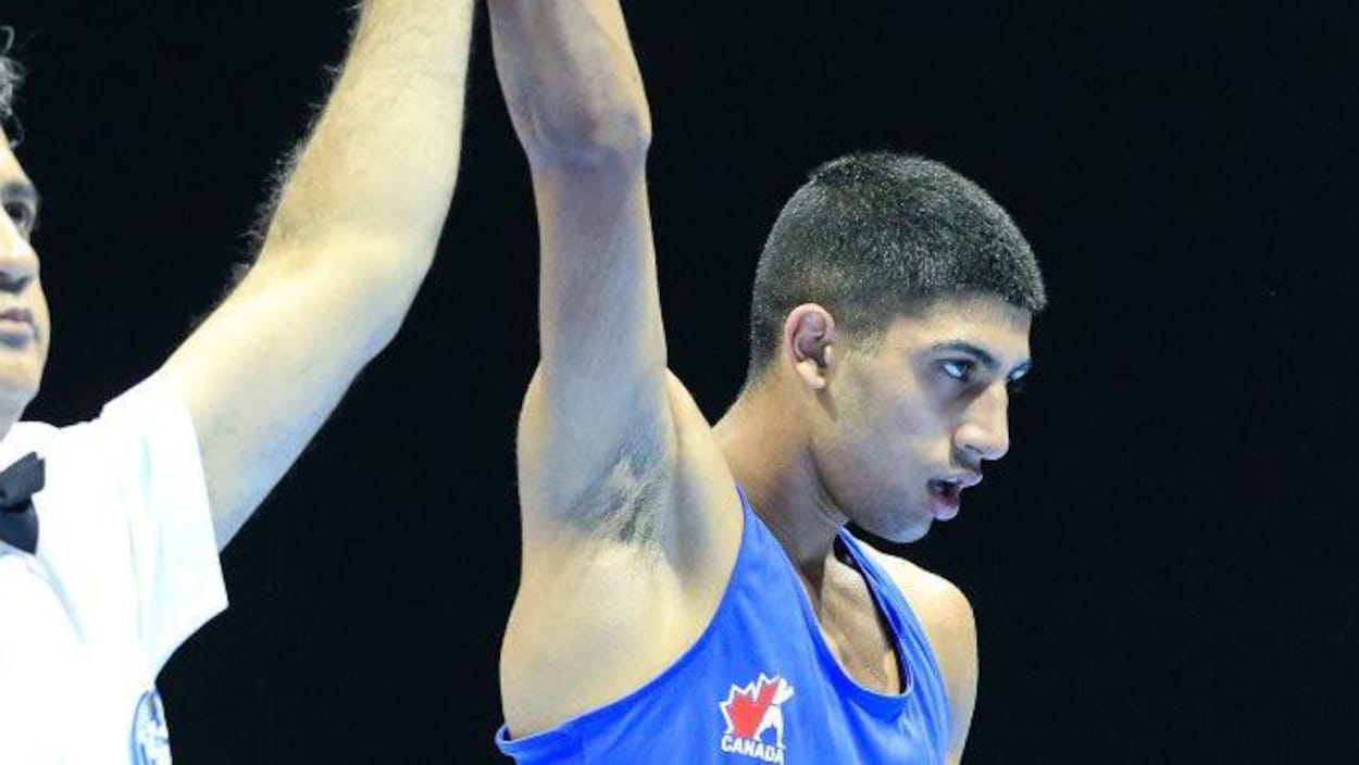 L'arbitre soulève le bras d'Eric Basran en signe de victoire.
