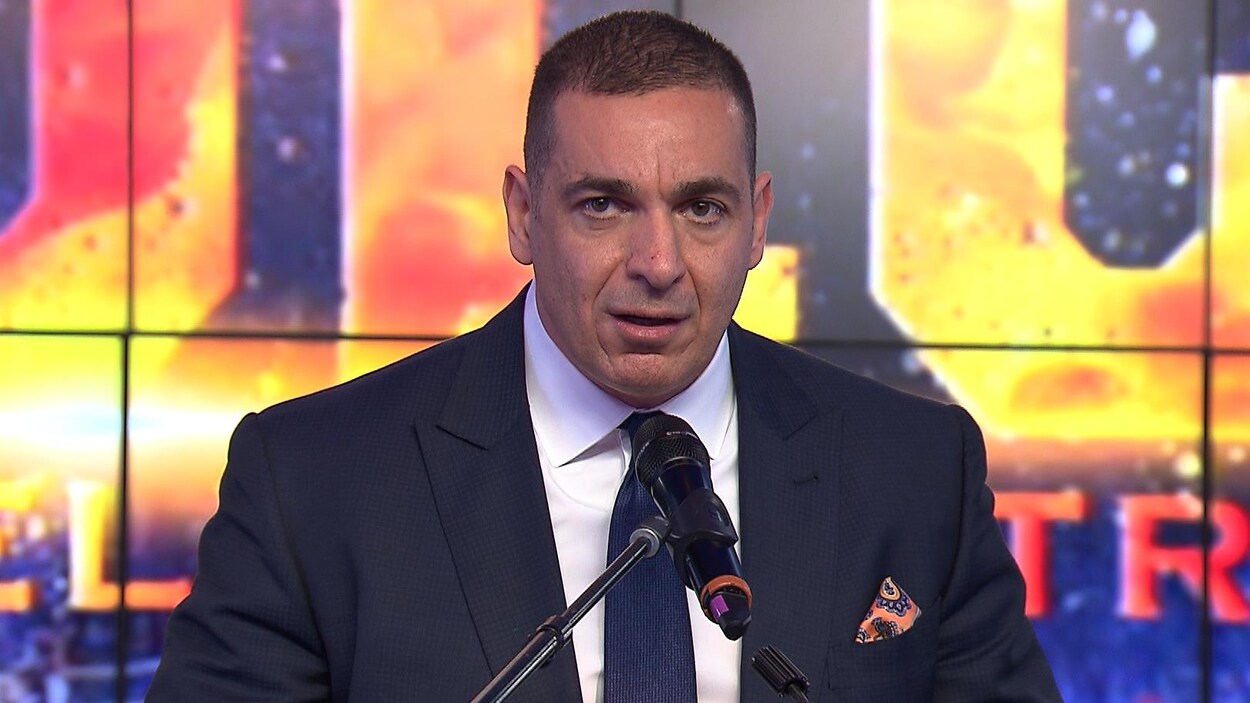 Un promoteur de boxe en conférence de presse
