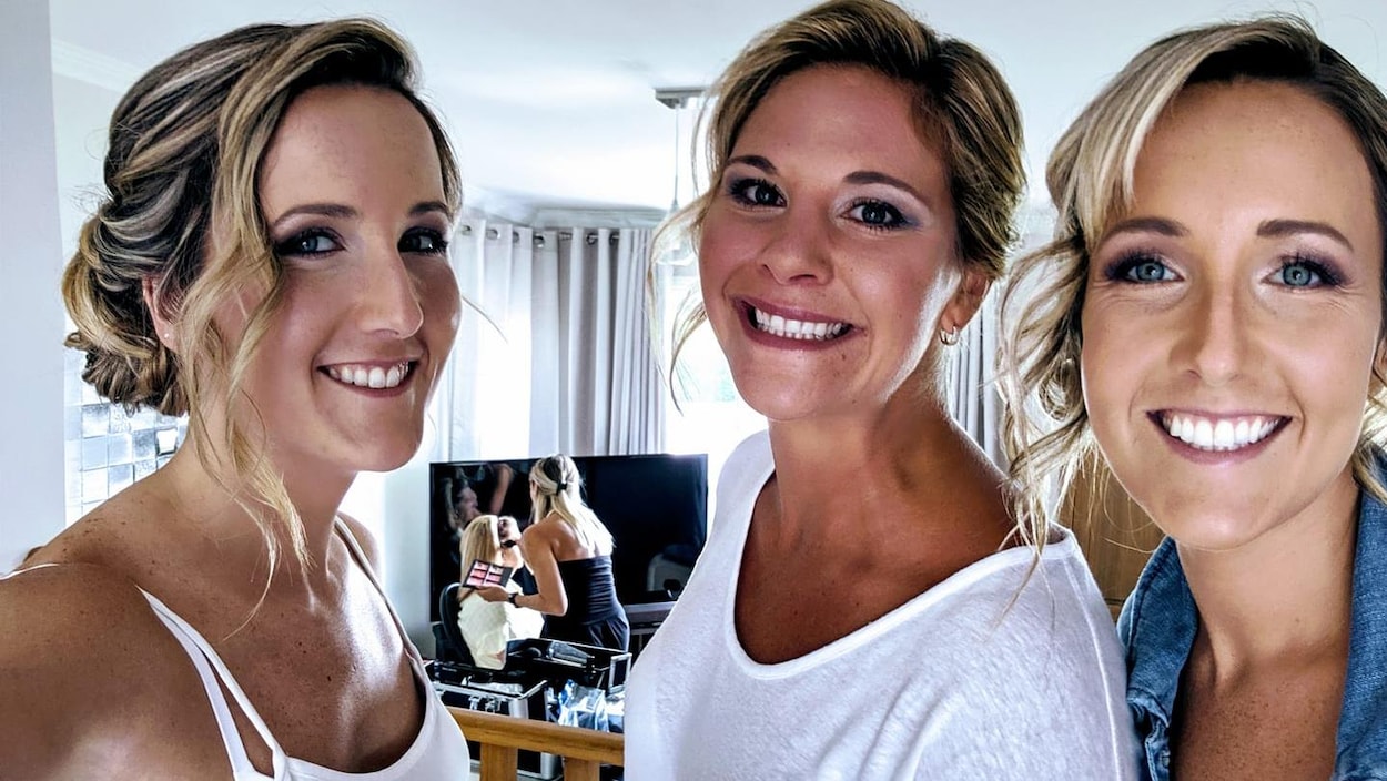 Elles sourient à pleines dents.