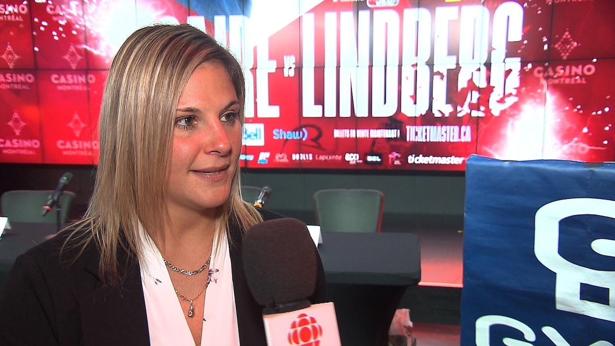 Elle répond aux questions du journaliste de Radio-Canada