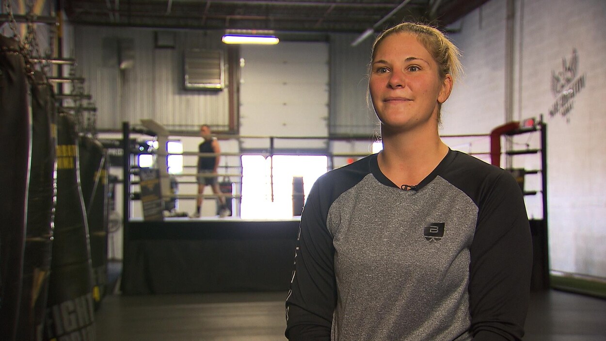 Marie-Ève Dicaire en entrevue devant l'arène de boxe de son site d'entraînement.