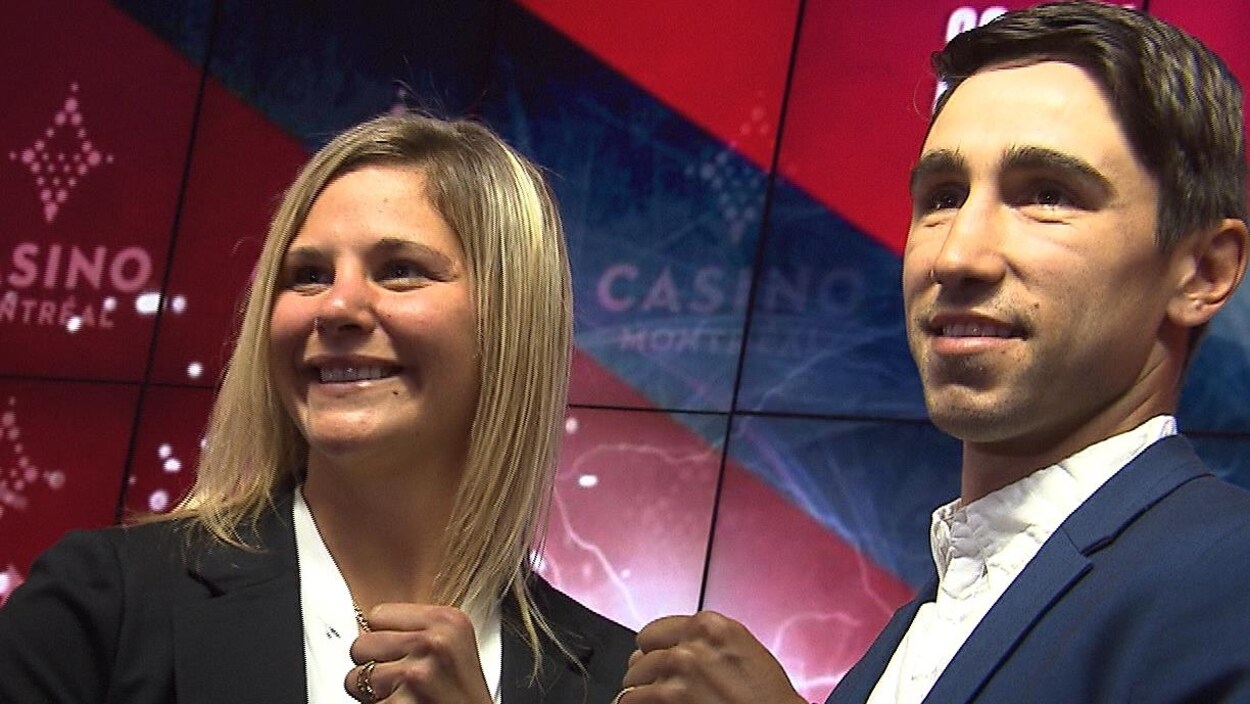 Ils serrent le poing et sourient.