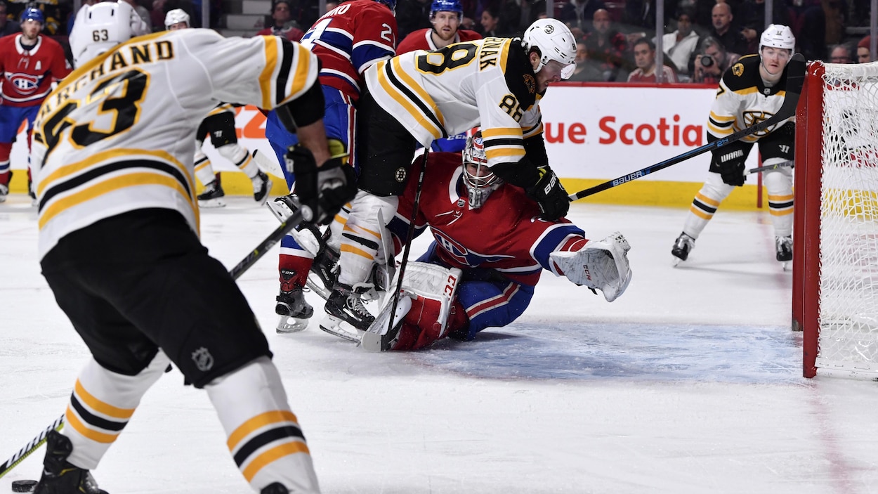 Brad Marchand (à gauche) devant un filet abandonné par Carey Price.