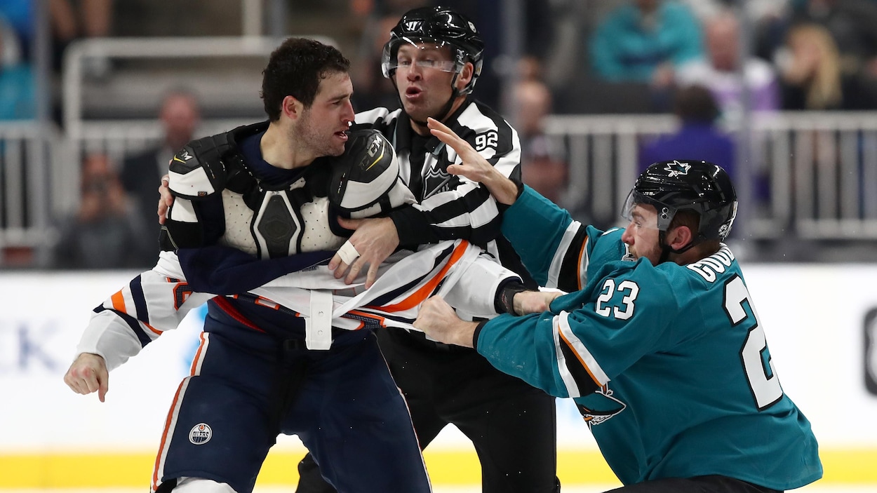 Combat entre Brandon Manning des Oilers et Barclay Goodrow des Sharks de San José.