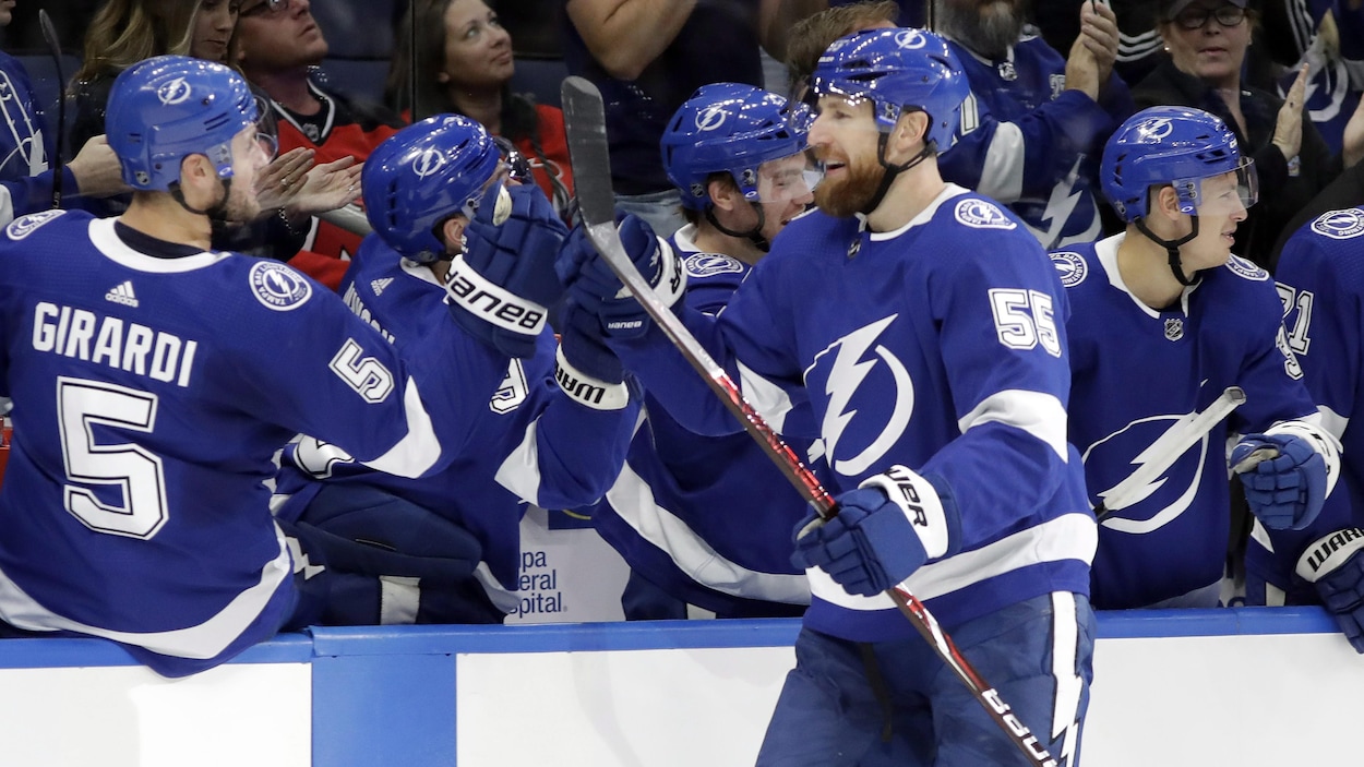 Il célèbre un but avec ses coéquipiers au banc du Lightning de Tampa Bay