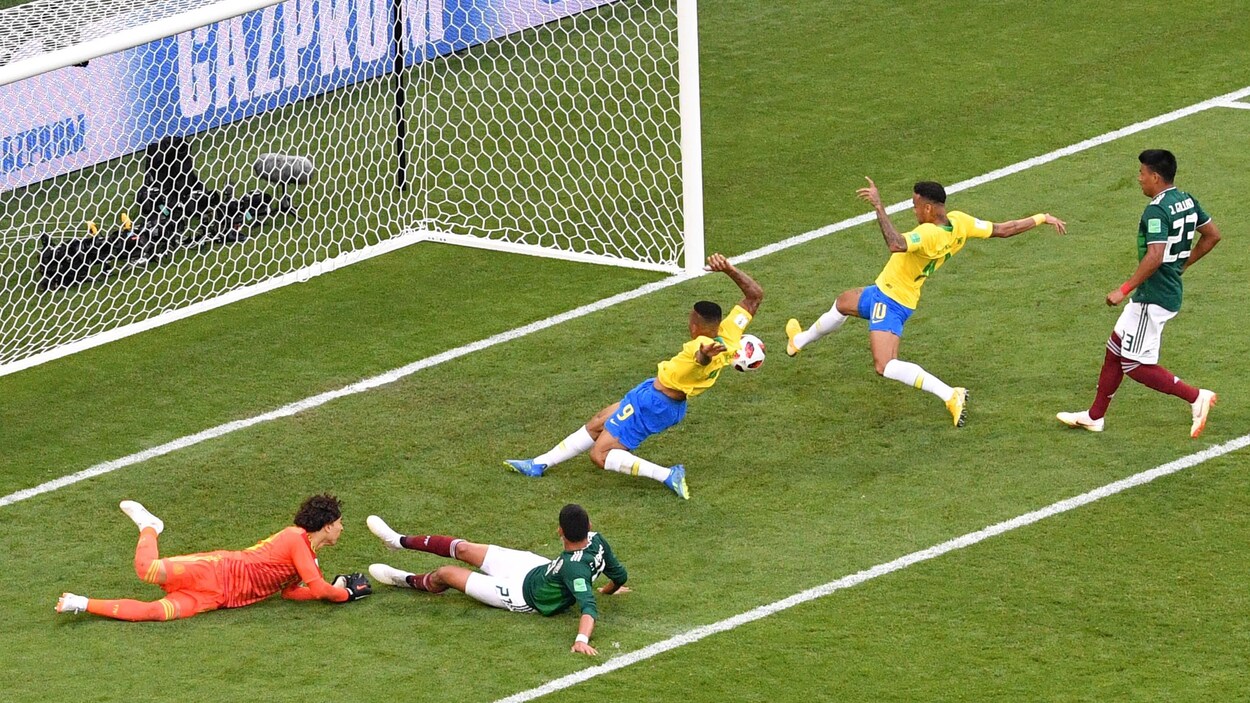 Neymar marque le premier but brésilien.