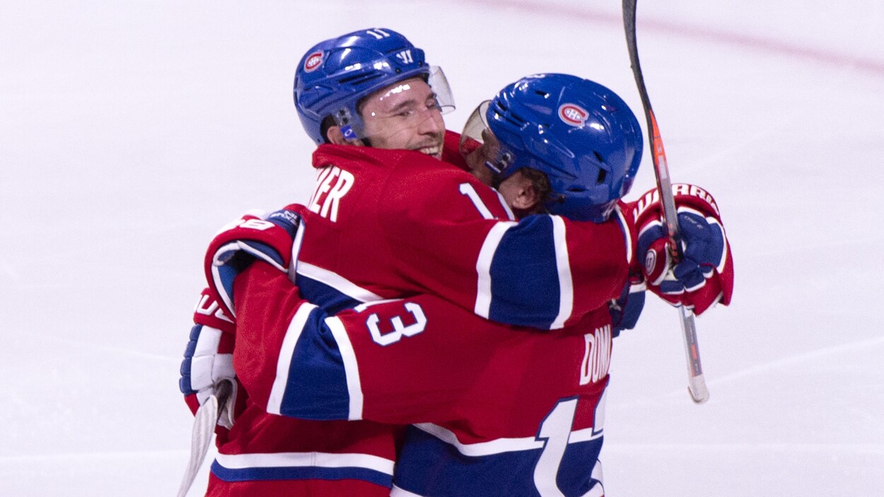 Deux joueurs s'enlacent.